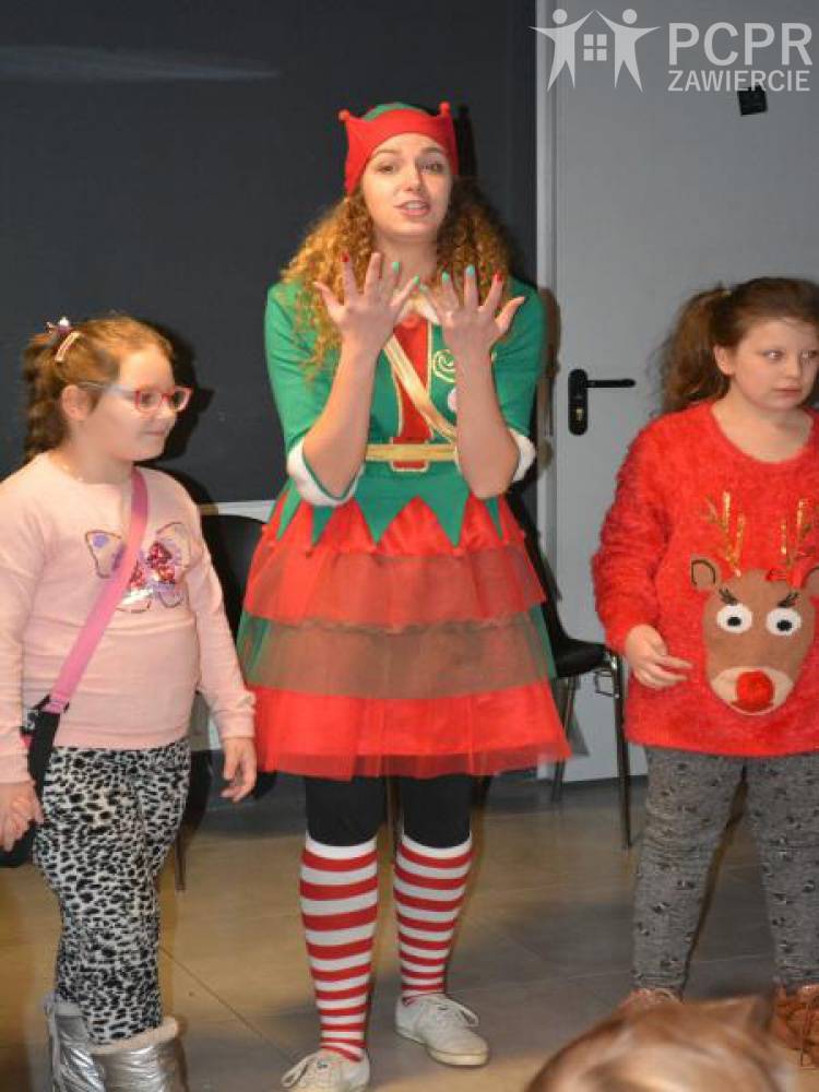 Zdjęcie: Elf i dwie dziewczynki stoją